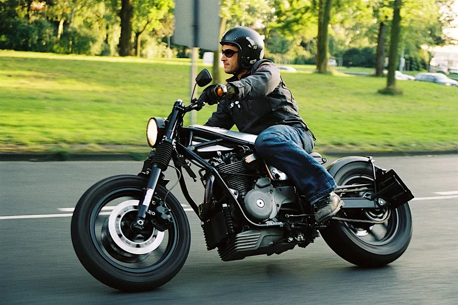 Moto no estilo “hot rod” tem corpo de Kawasaki, motor de Suzuki e nunca foi vendida