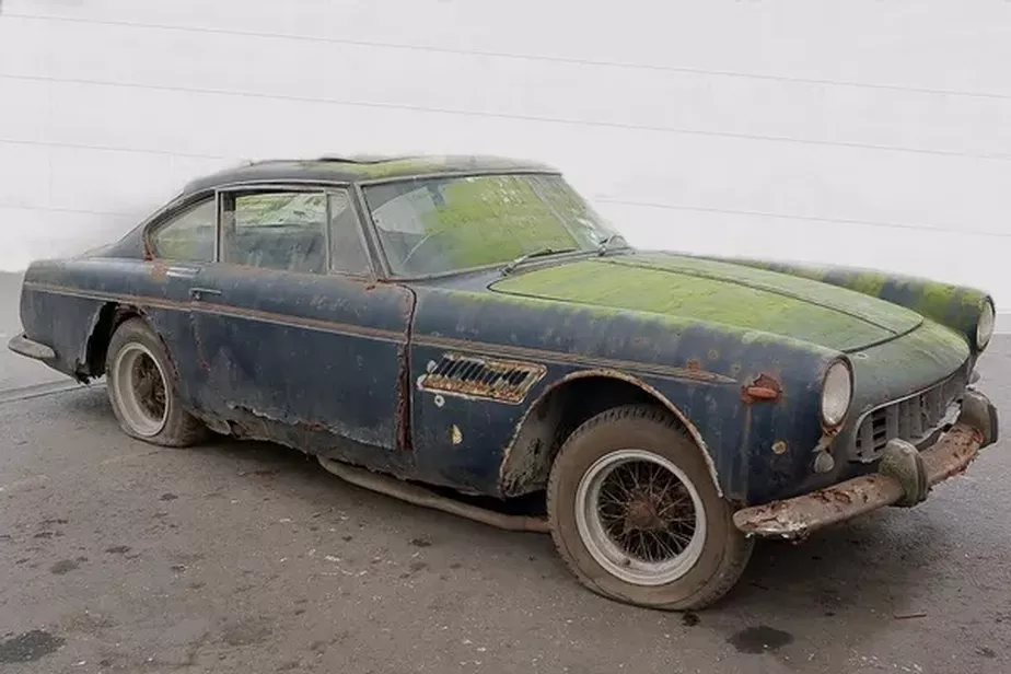 Ferrari 250 GTE abandonada por 40 anos é vendida em leilão por R$ 700 mil