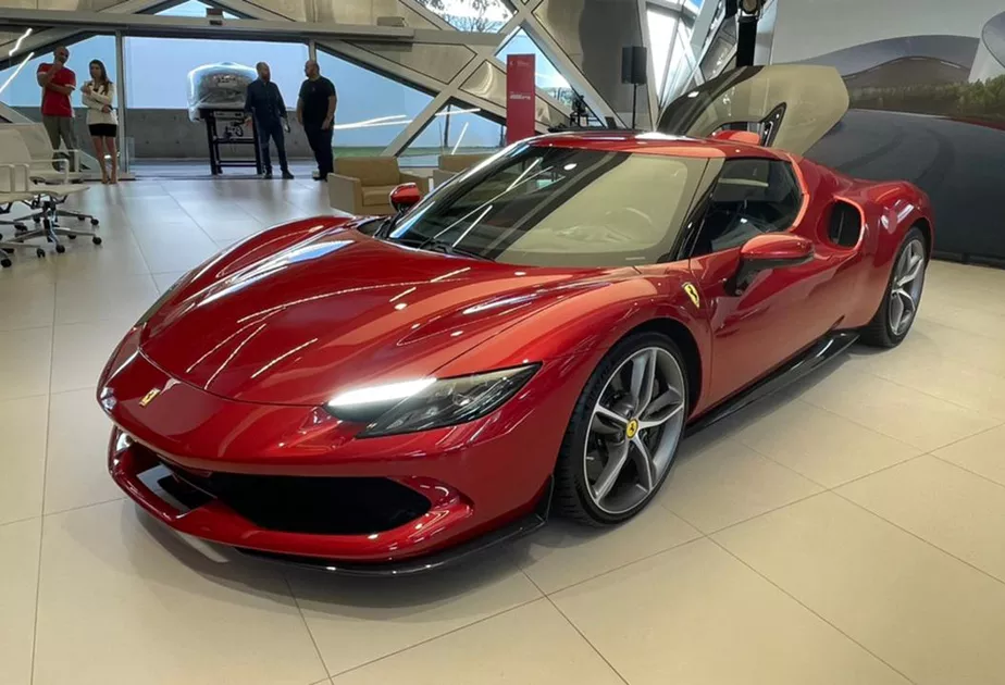 Ferrari 296 GTB de 830 cv que carrega na tomada chega ao Brasil em dezembro
