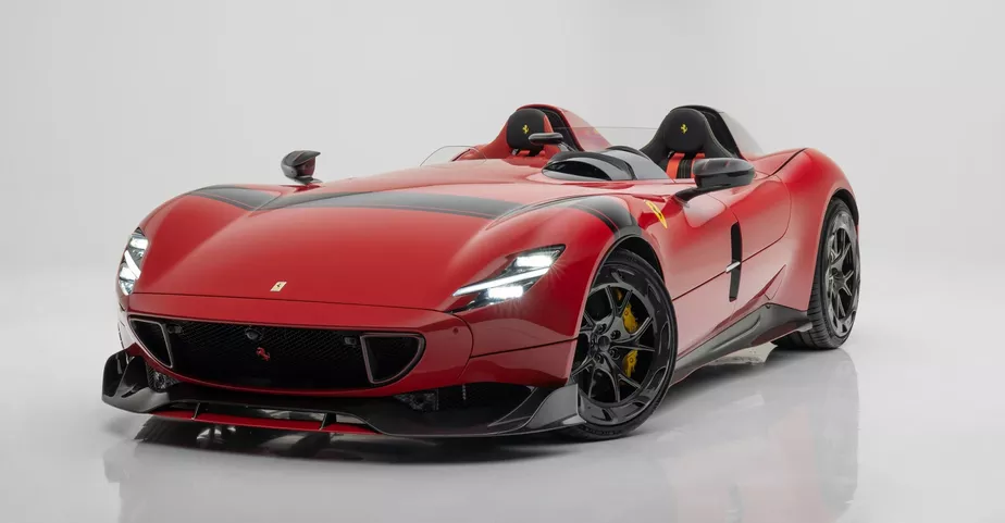 Ferrari Monza SP2 preparada pela Mansory tem bancos de cores diferentes e 840 cv