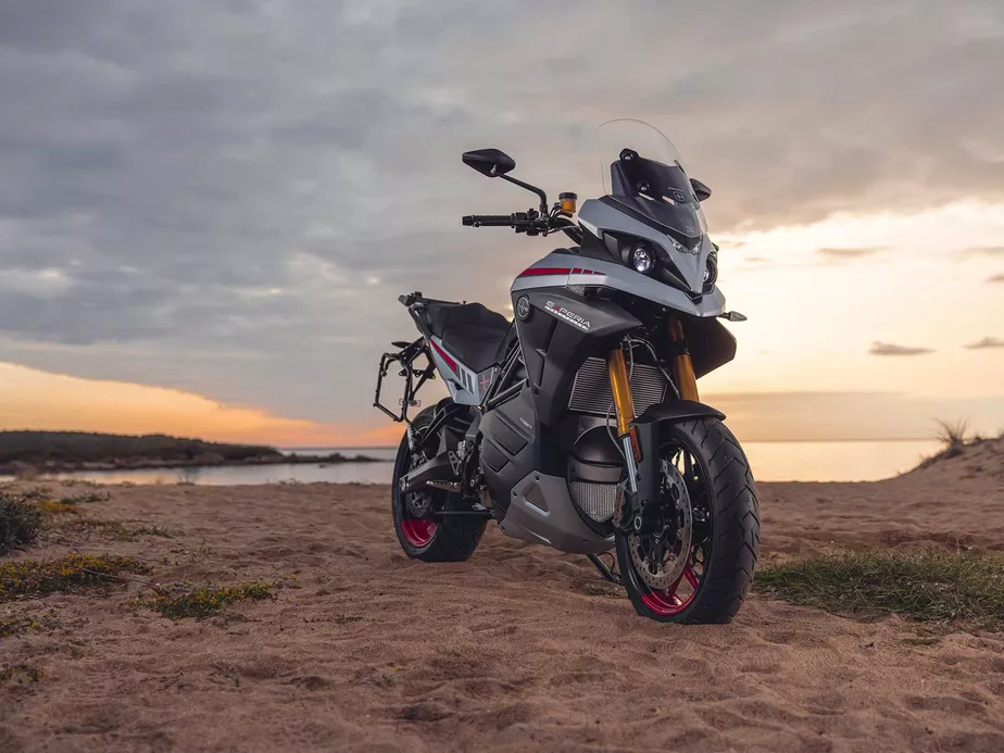 Primeira moto elétrica aventureira surpreende pela autonomia e roda até 420 km