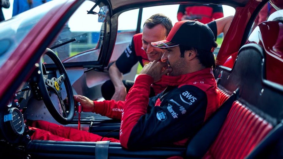 Carlos Sainz Jr. pilota Ferrari de R$ 100 milhões dos anos 1960