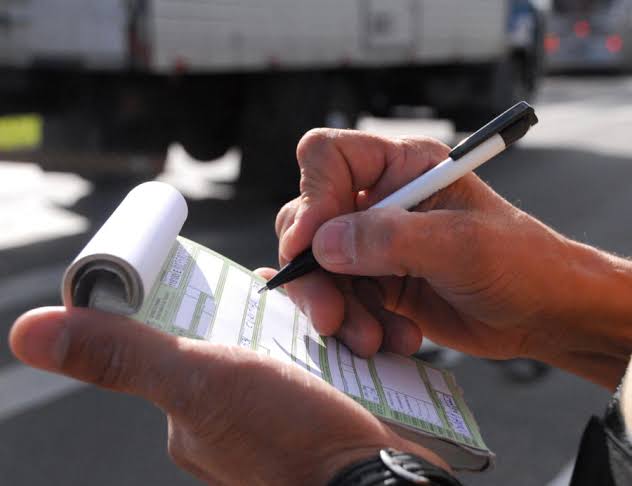 Multa de R$ 130 para quem andar com carro sujo é APROVADA