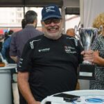 Paulo Gomes e seu troféu do Prêmio Imprensa Automotiva. (Foto: Renato Silva)