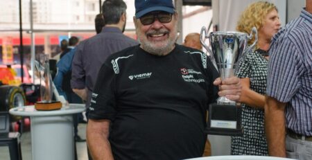 Paulo Gomes e seu troféu do Prêmio Imprensa Automotiva. (Foto: Renato Silva)