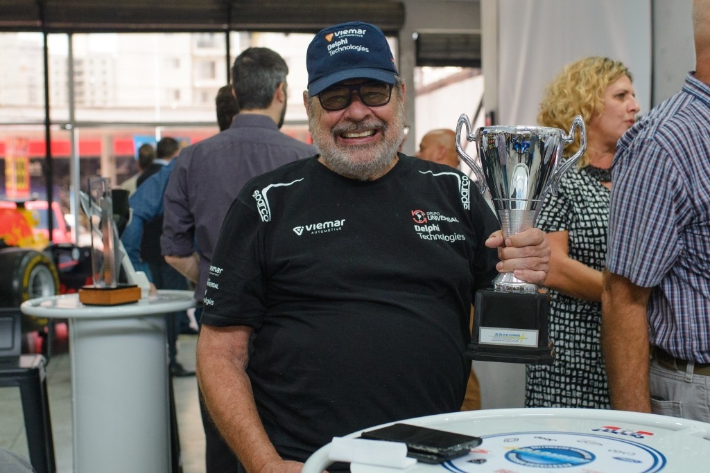 Paulo Gomes é homenageado pela Abiauto por seus 60 anos de automobilismo
