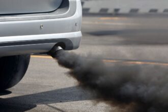 Adotar carros elétricos pode frear aumento de mortes por poluição