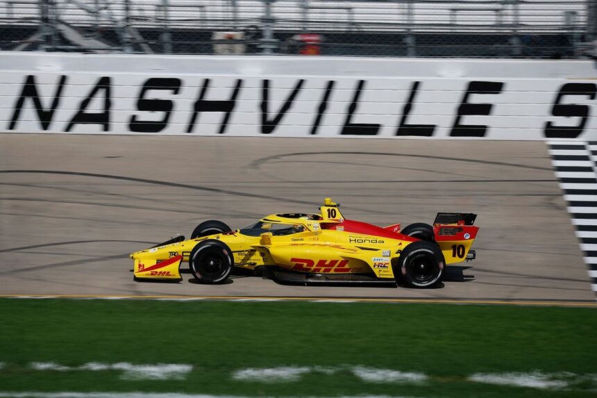 Alex Palou conquista vitória em Nashville superando pilotos da Penske