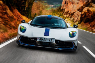 Aston Martin lança hipercarro híbrido com DNA de Fórmula 1