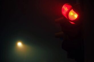 Avançar sinal vermelho à noite: legislação e penalidades no CTB