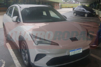 BAIC testa Arcfox Alpha T5 em SP; SUV elétrico aparece sem camuflagem