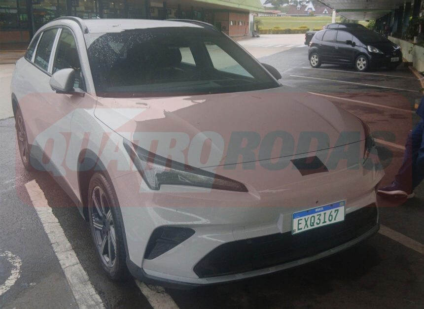 BAIC testa Arcfox Alpha T5 em SP; SUV elétrico aparece sem camuflagem