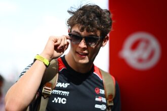 Bearman pressiona por vaga na Ferrari, mas impõe prazo
