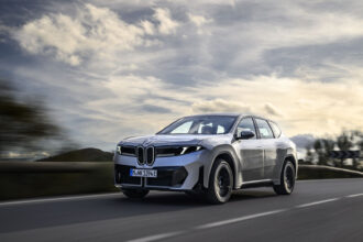 BMW iX3 chega ao Brasil e bate recorde de autonomia: 570 km