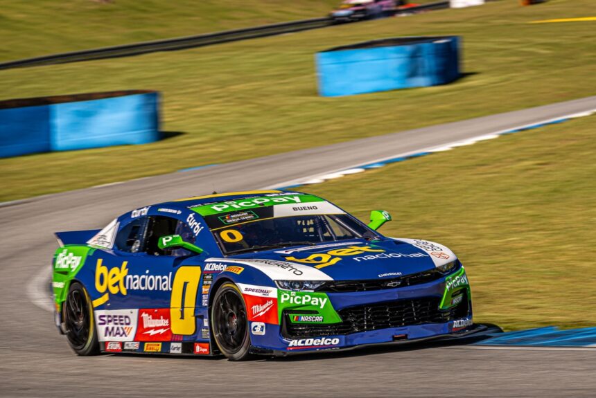 Cacá Bueno mira pódio na estreia da NASCAR Brasil no anel externo