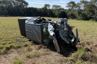 Carro elétrico Geely EX2 pega fogo após colisão com caminhonete no Paraná