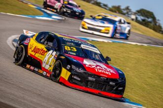 Casagrande busca assumir liderança na NASCAR Brasil em corrida noturna