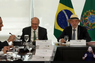 CEO da Stellantis recebe críticas ao culpar 'bateria asiática' por falha