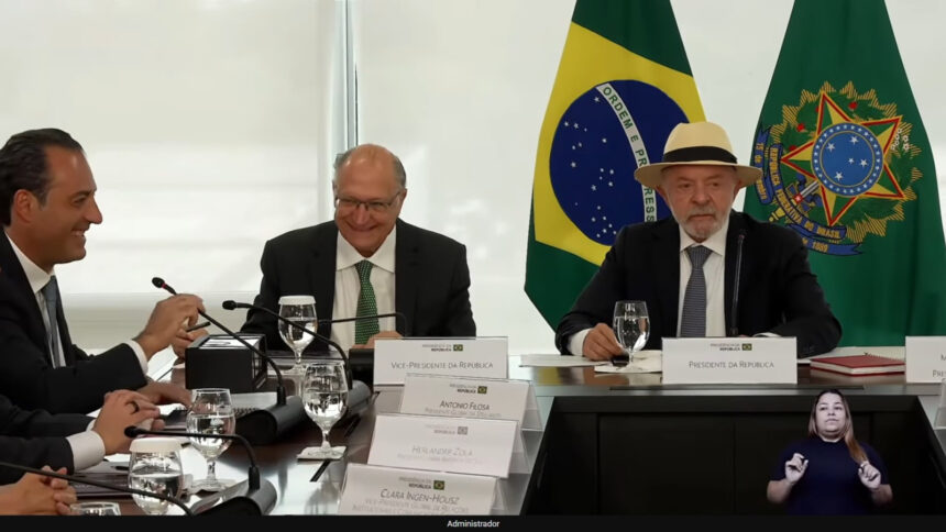 CEO da Stellantis recebe críticas ao culpar 'bateria asiática' por falha