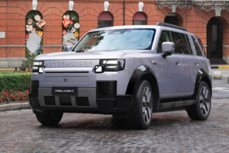 Freelander 8 da JLR e Chery tem interior com tela de 46 polegadas
