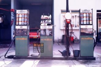 Gasolina azul: como o combustível dos anos 70 virou símbolo de potência