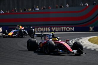 Hamilton critica punição de cinco segundos após perder posições na Hungria