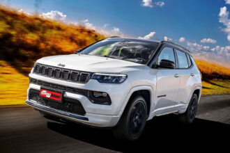 Jeep Compass Blackhawk vira flex e promete potência e economia