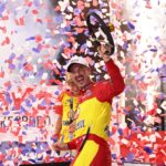 Joey Logano conquista vitória convincente na NASCAR Cup em North Wilkesboro