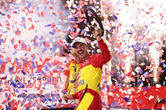 Joey Logano conquista vitória convincente na NASCAR Cup em North Wilkesboro