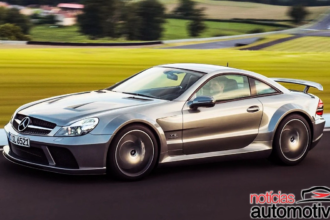 Mercedes SL R230 celebra 25 anos e redefine roadster com teto retrátil