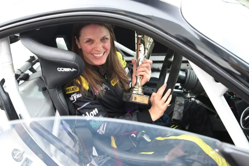 Nathalie McGloin desafia limites e disputa corridas de Porsche entre homens