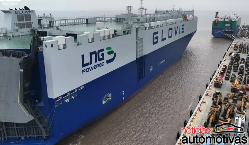 Navio chinês inicia rotas com capacidade para 10.800 carros