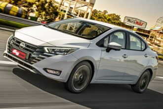 Nissan lança Versa 2027 no Brasil com preços altos e visual antigo