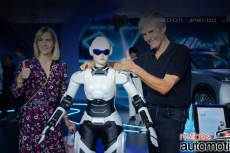 Omoda & Jaecoo trazem robô humanoide e vendem Omoda 5 e Jaecoo 7 no Interlagos