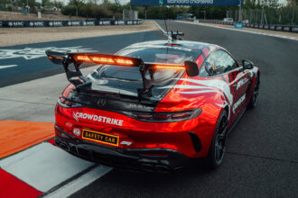 Safety car da F1 estreia LEDs no aerofólio e elimina giroflex
