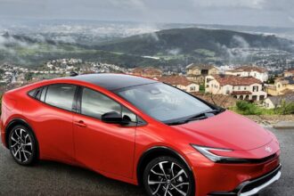 Vendas do Toyota Prius caem; fabricante aposta em nova cor e conforto para reverter
