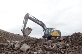 Volvo inicia testes da escavadeira elétrica EC230 em pedreira no RS