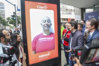 Abrigo Amigo garante segurança em pontos de ônibus com vídeo-chamada