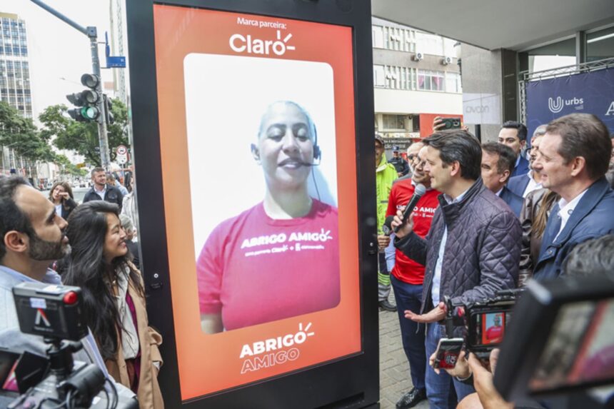 Abrigo Amigo garante segurança em pontos de ônibus com vídeo-chamada