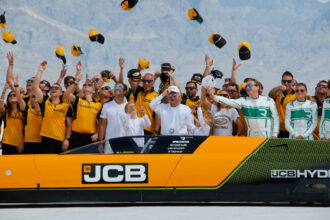 Andy Green bate recorde mundial com carro a hidrogênio a 653,9 km/h