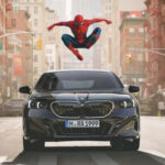 Animação do Homem-Aranha apareceu em centrais BMW; montadora nega publicidade