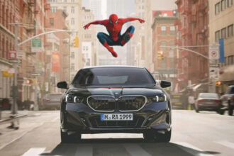 Animação do Homem-Aranha apareceu em centrais BMW; montadora nega publicidade
