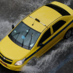 Árvore destrói carro de taxista no Rio; seguradora nega cobertura