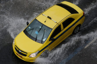 Árvore destrói carro de taxista no Rio; seguradora nega cobertura