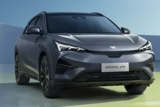 BAIC estreia no Brasil: Arcfox T1 e T5 chegam ao Festival Interlagos