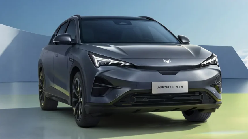 BAIC estreia no Brasil: Arcfox T1 e T5 chegam ao Festival Interlagos