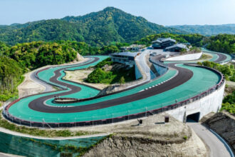 Bilionário esculpe montanha e inaugura pista privada de 3,5 km em Chiba
