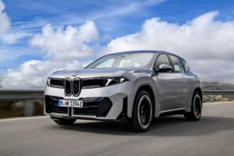 BMW iX3 50 xDrive M Sport acelera com precisão e dinâmica esportiva