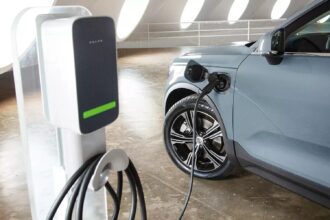 Calcule quanto custa recarregar seu carro elétrico em casa