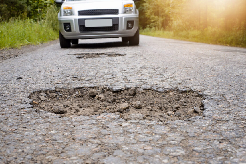 Clima e caminhões desgastam rodovias britânicas, dizem especialistas